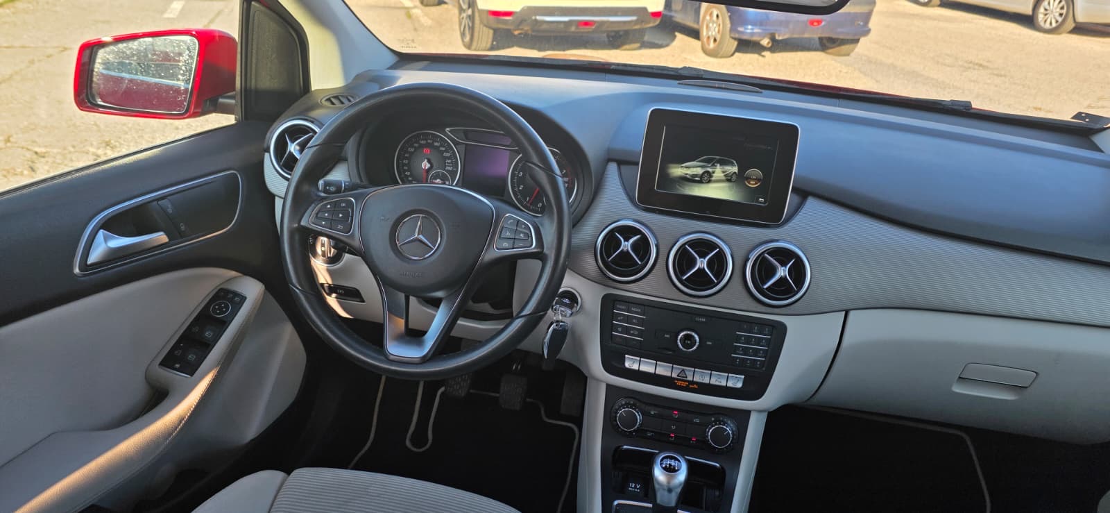 
								Mercedes-Benz B200 full									