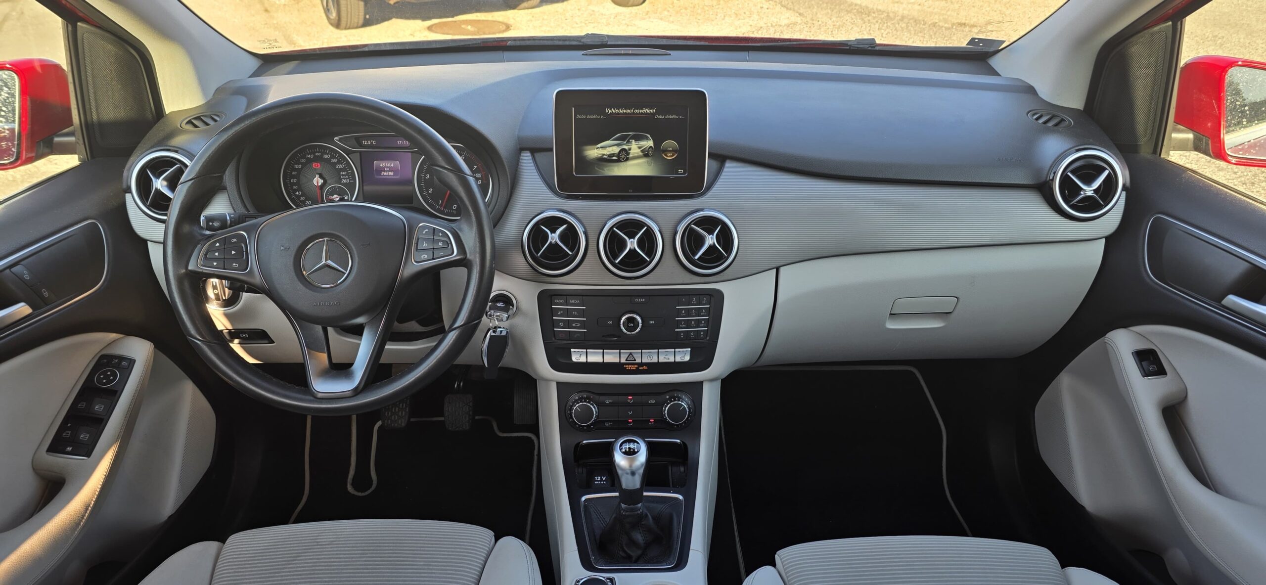 
								Mercedes-Benz B200 full									