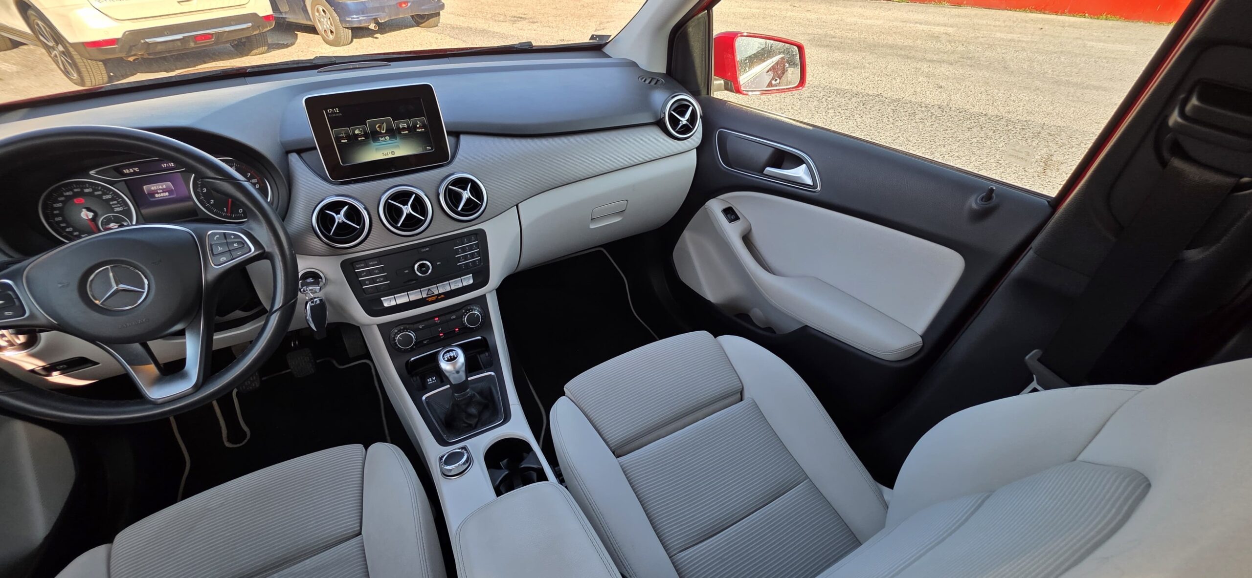 
								Mercedes-Benz B200 full									