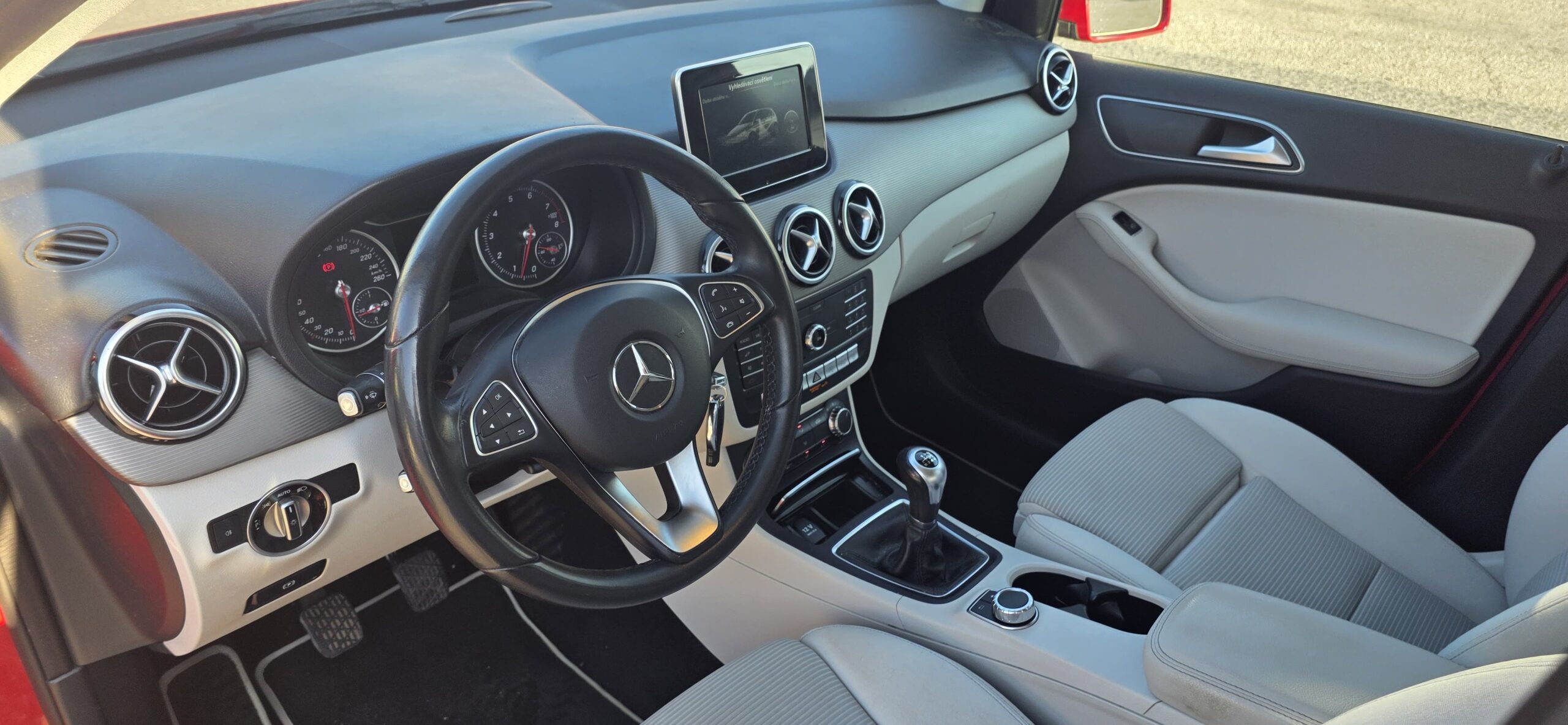 
								Mercedes-Benz B200 full									