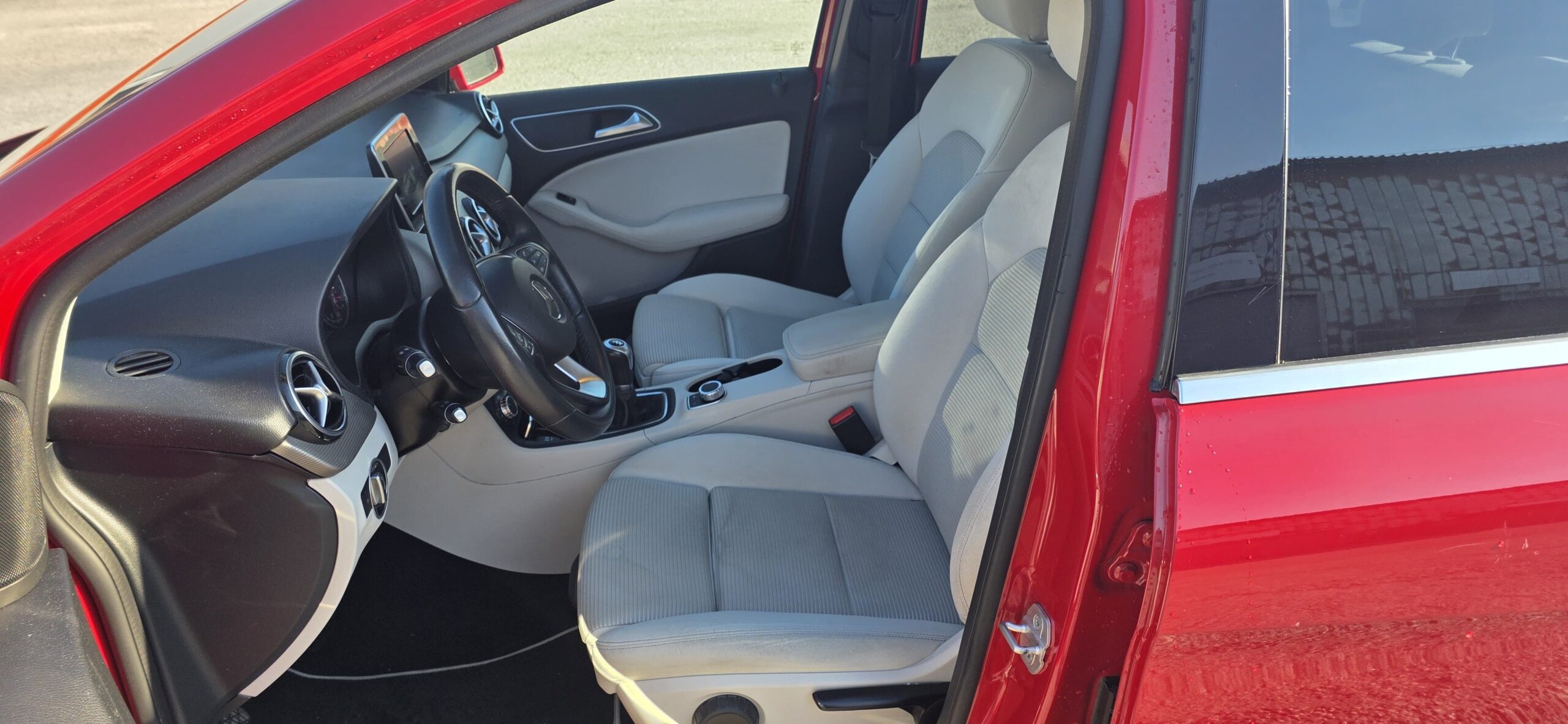 
								Mercedes-Benz B200 full									