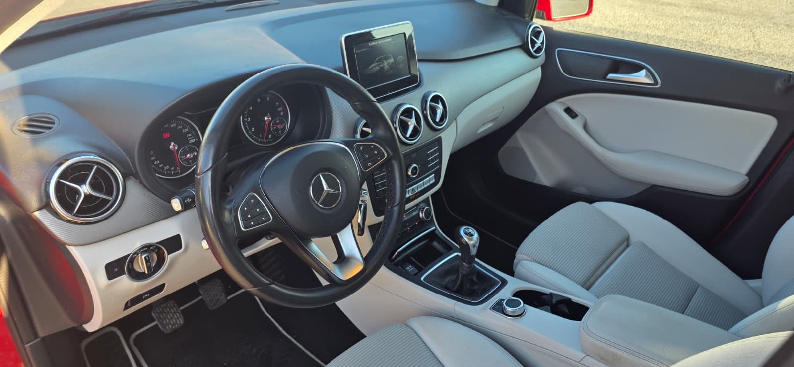 
								Mercedes-Benz B200 full									