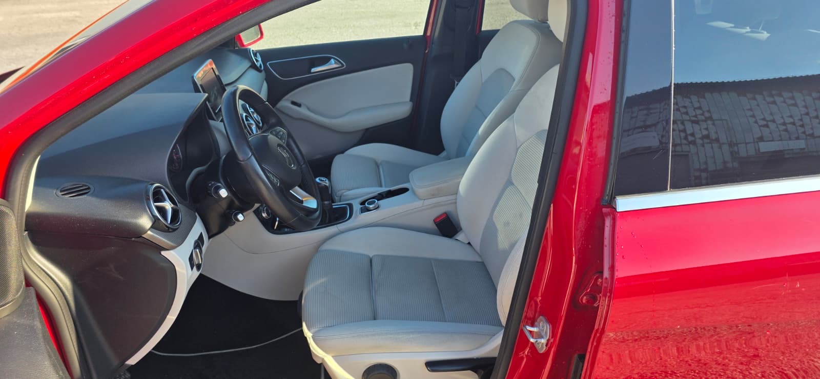 
								Mercedes-Benz B200 full									