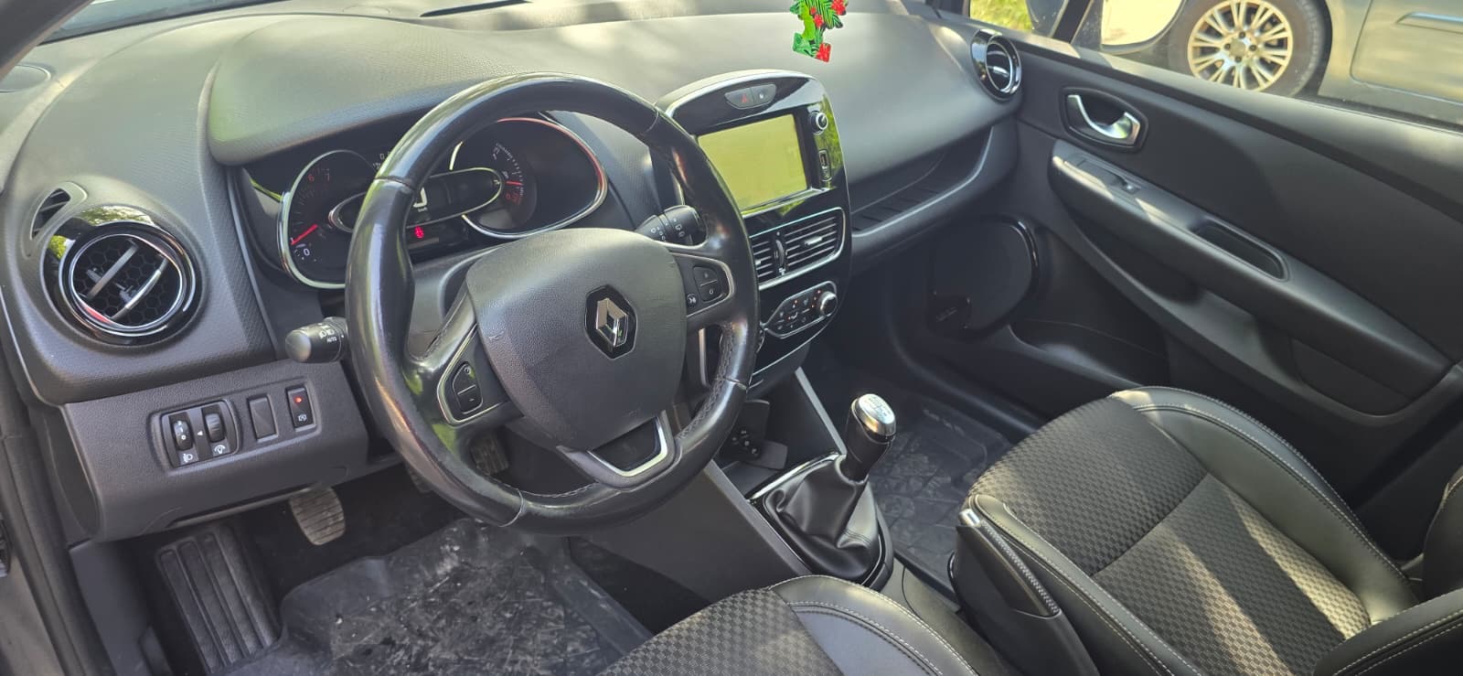 
								Renault Clio full									