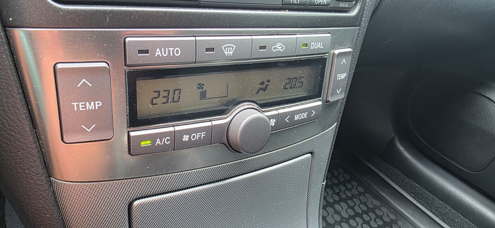 
								Toyota Avensis full									