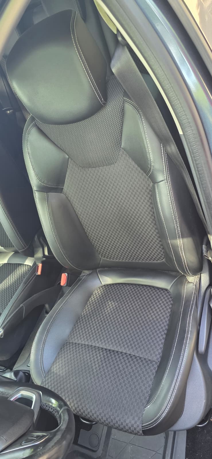 
								Renault Clio full									