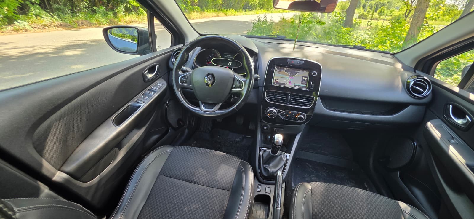 
								Renault Clio full									