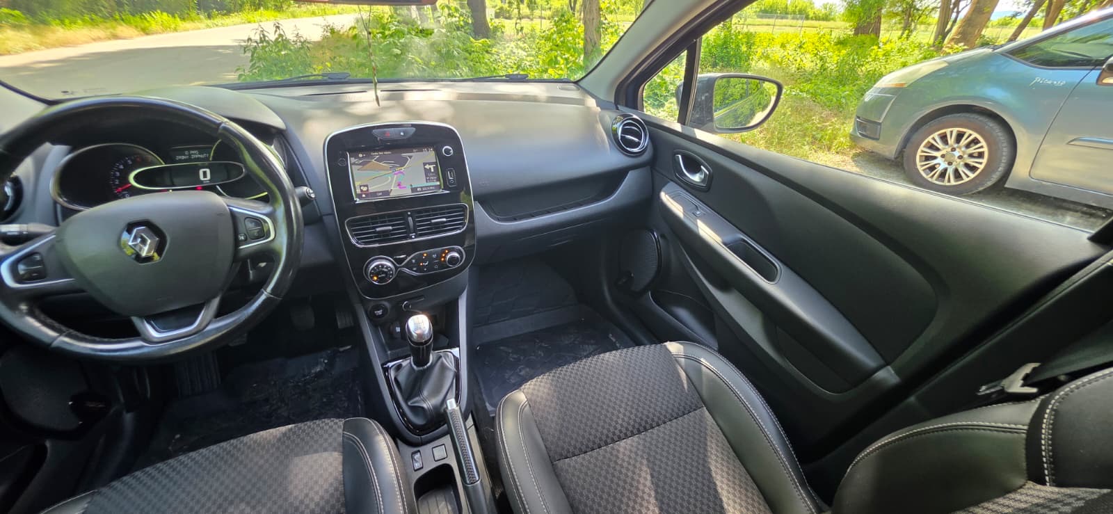 
								Renault Clio full									