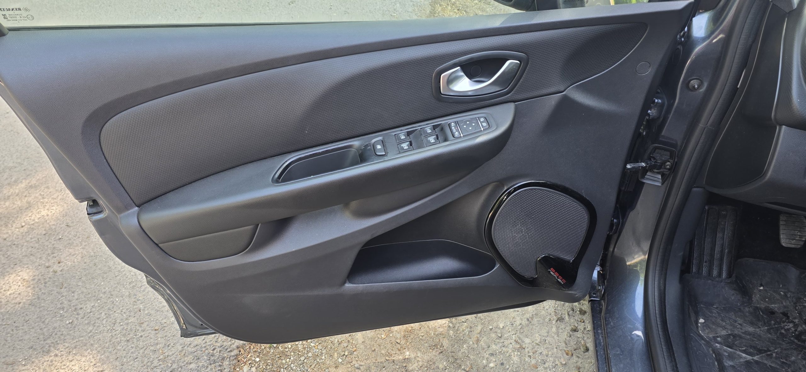 
								Renault Clio full									
