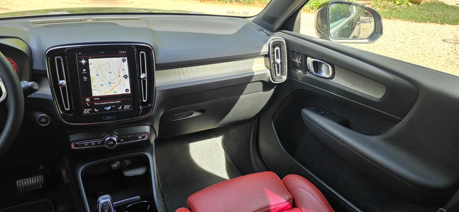 
								Volvo XC40 full									