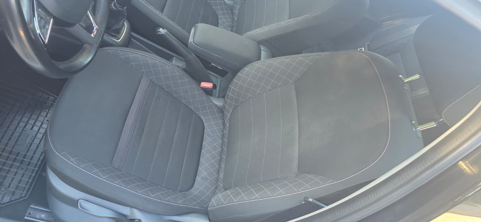 
								Škoda Fabia full									