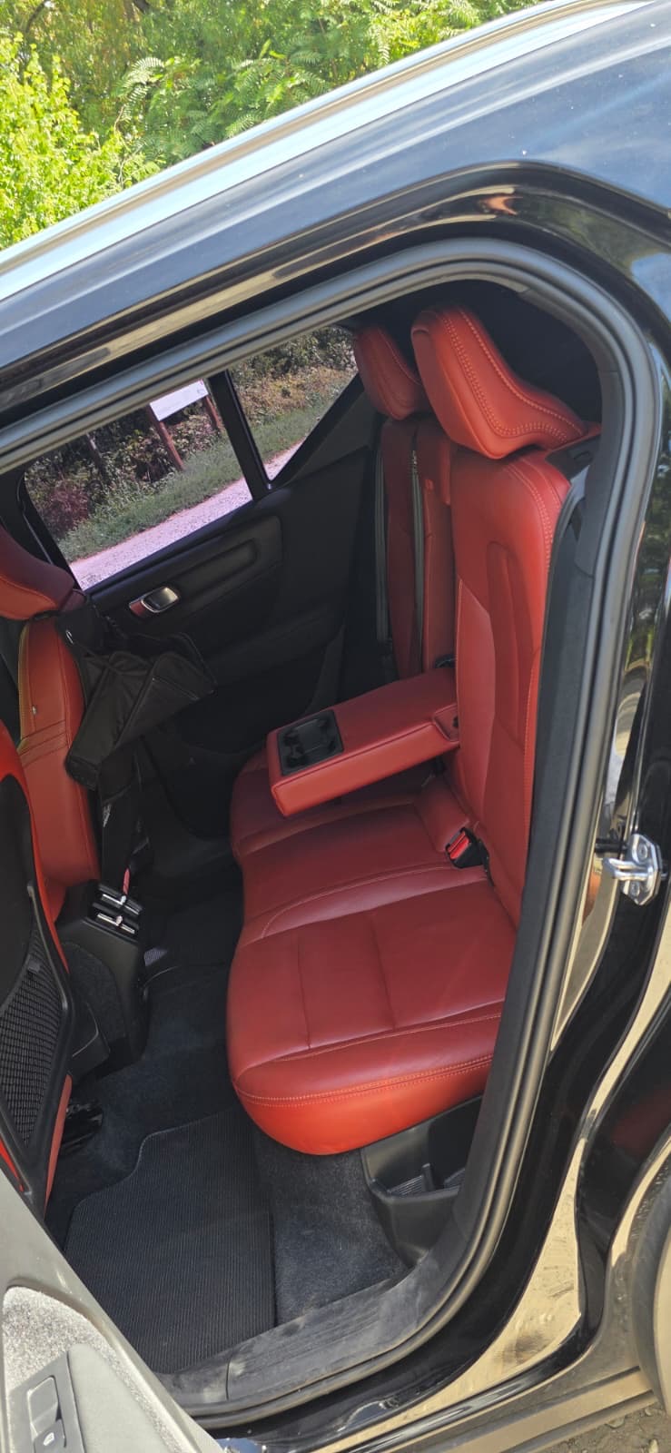 
								Volvo XC40 full									