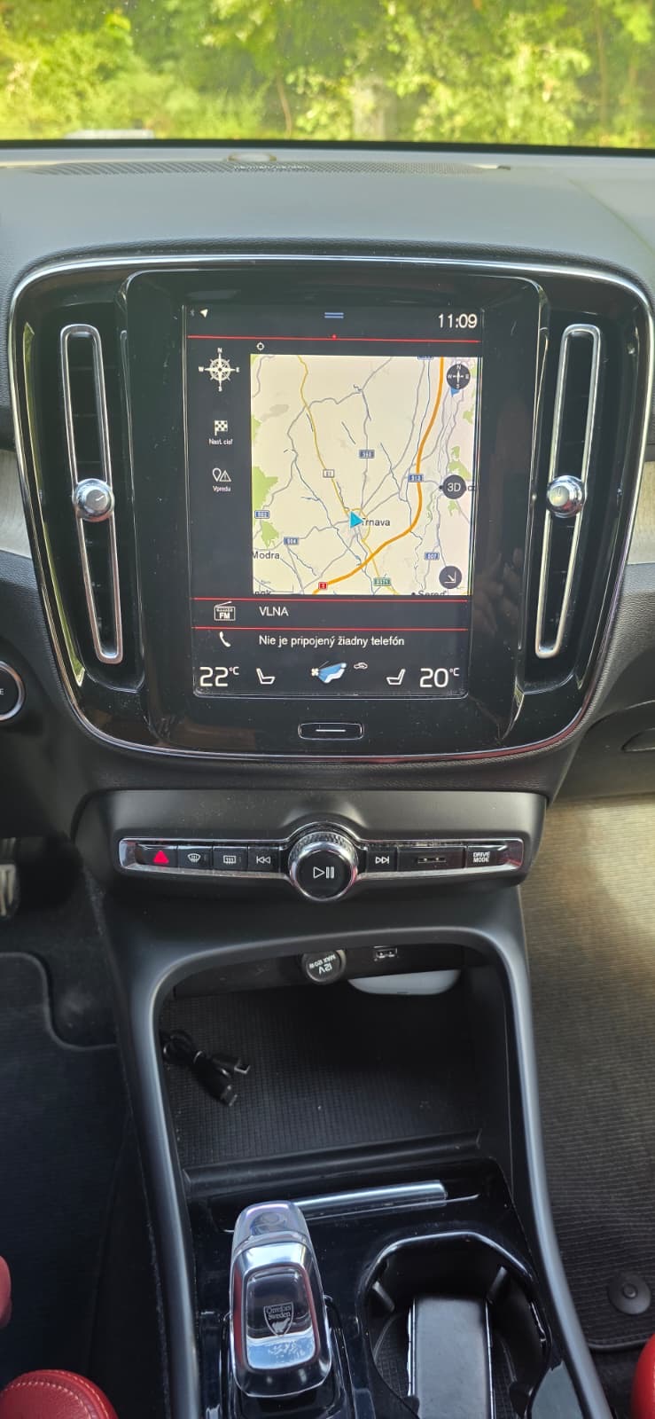 
								Volvo XC40 full									