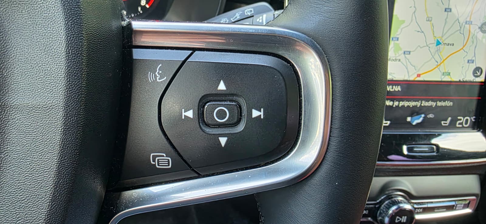 
								Volvo XC40 full									