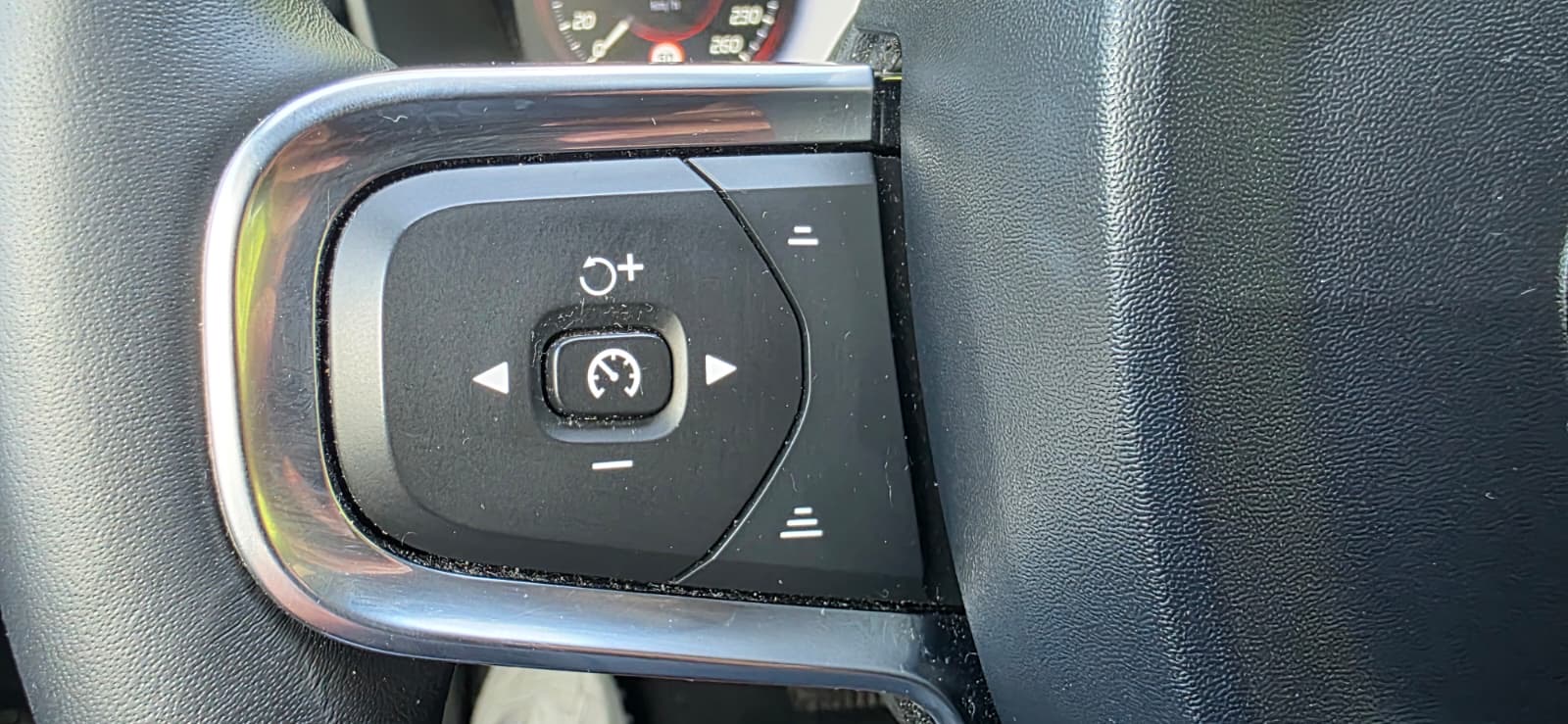 
								Volvo XC40 full									