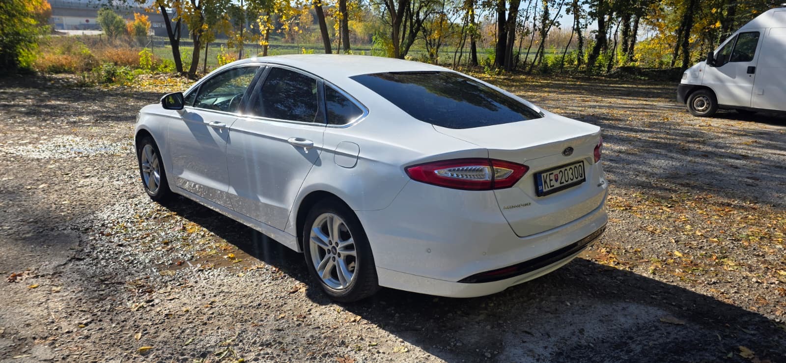 
								Ford Mondeo Hybrid full									