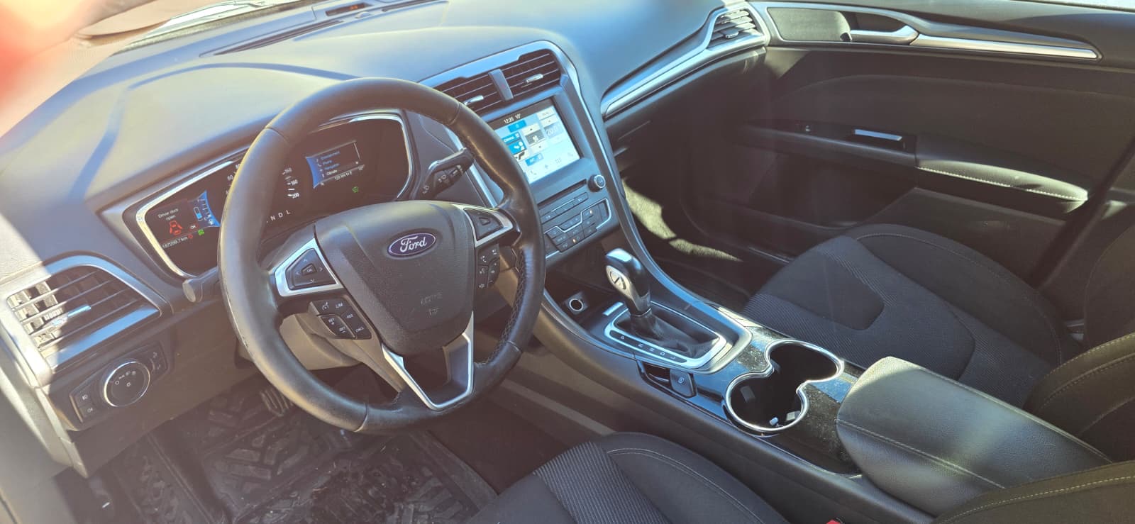 
								Ford Mondeo Hybrid full									