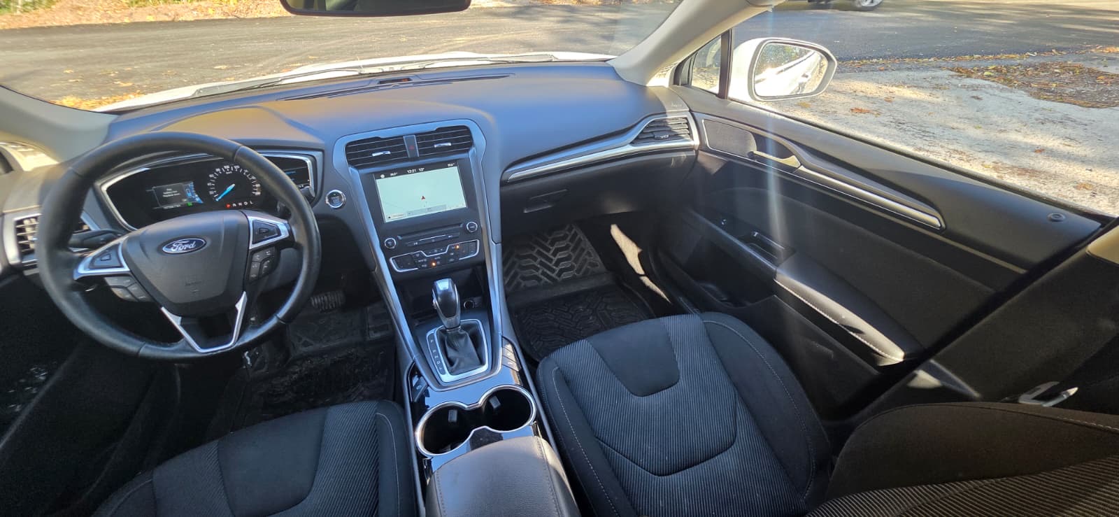 
								Ford Mondeo Hybrid full									