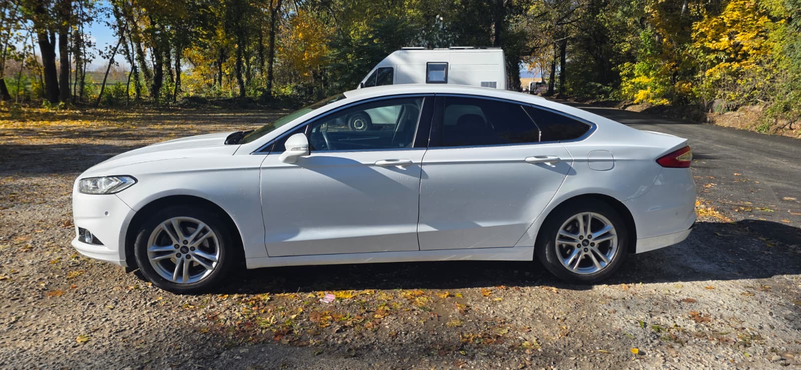 
								Ford Mondeo Hybrid full									